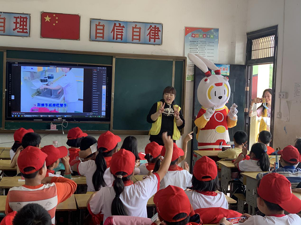 助力公益，奉献爱心|德韩口腔走进麻城乘马岗凯德希望小学