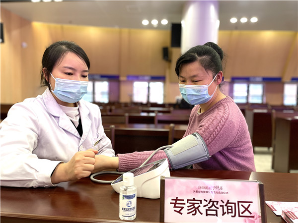 武汉真爱妇产携手街道,关爱女性健康公益体检